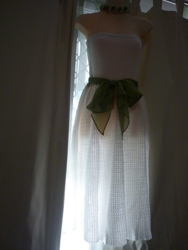 1970'S WHITE FRENCH POLISHED COTTON CROCHET STRAPLESS DRESS & GREEN POLY BAND - Picture 5 of 14