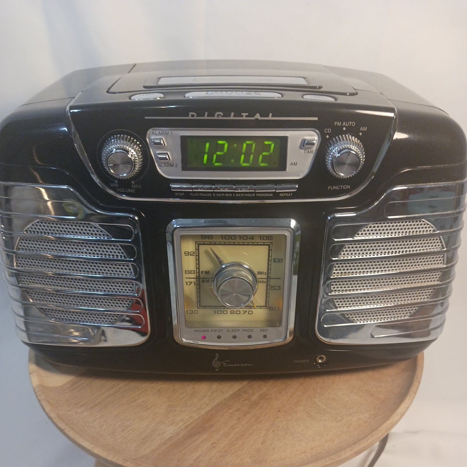 Emerson RET66BK Digital Dual Alarm Clock AM/FM Radio CD Player Works Great