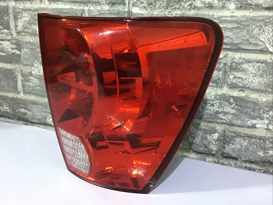 Luz trasera derecha Pontiac Torrent 2006-2009 (lado del pasajero) OEM, completa Foto 4 de 4