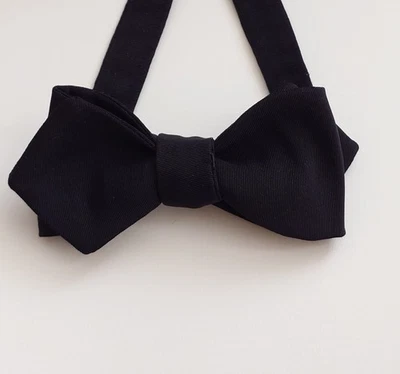 Pajarita V.Altanas negra con ala de murciélago autoatada grano grueso 100 % seda hecha a mano en Londres