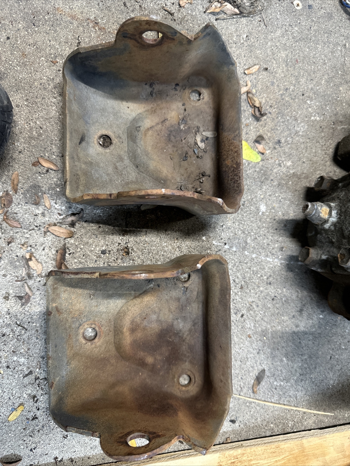 Small Block Chevy V8 Motor Mount Brackets 3993722 Clam Shell 305 327