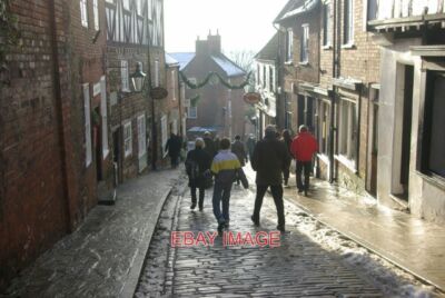 PHOTO  STEEP HILL LINCOLN HEADING DOWN LINCOLN'S FAMOUS STEEP HILL A NARROW STRE