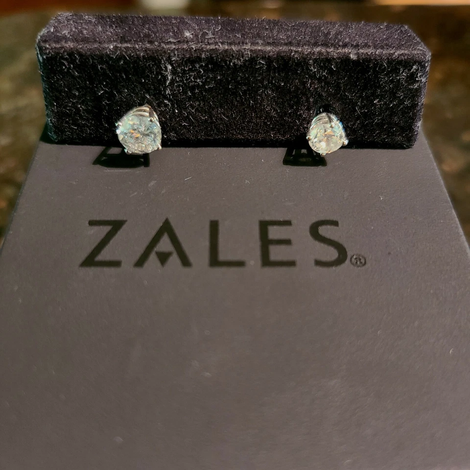 Zales pre-owned .75 CT T.W. and .50 CT T.W. Diamond Solitaire Studs in WHT. Gold - Image 3 of 4