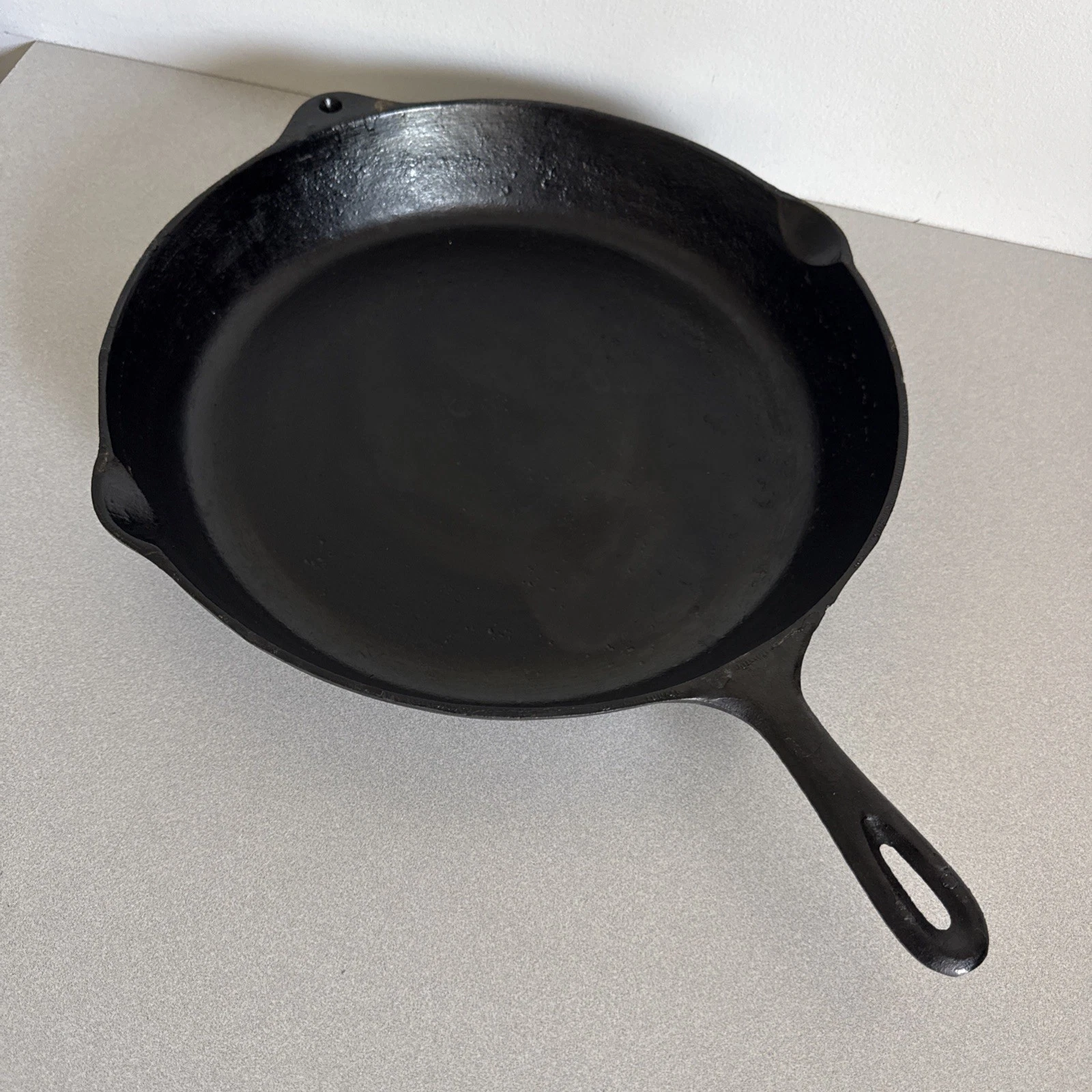 Vtg Cast Iron Skillet Unmarked No 14 Heat Ring 15” Dia. Made In USA SEASONED EUC