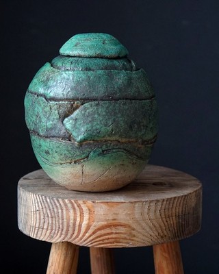 Handgefertigte Studiokeramik Deckeldose grün Raku Stil Keramik Urne Kunst Gefäß 18 cm