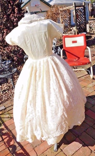 VINTAGE 1950's LACY SATIN IVORY COLOR FORMAL DRESS PAST THE KNEE LENGTH - Picture 5 of 9