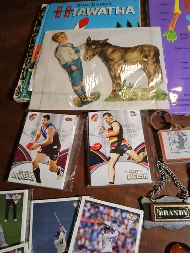 Quantity Vintage Collectables Coins Flags, Keyrings, Trading Cards + Other - Picture 3 of 14