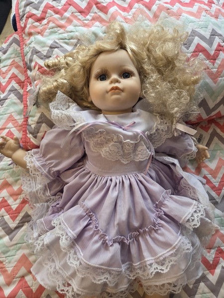 Muñeca Lidl Dolly con vestido morado pelo rubio