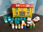 COMPLETE. Vintage Fisher Price Little People HOSPITAL #931 and Accessories