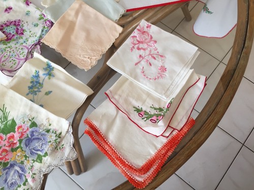 17 VINTAGE LADIES FLORAL HANDKERCHIEFS, LOT OF 17 - Picture 5 of 7