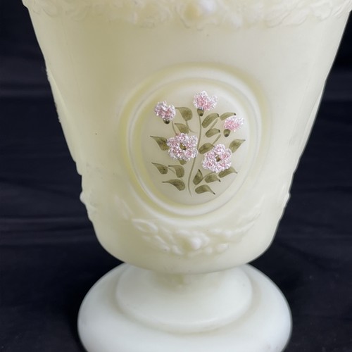 NOS 1978 FENTON Handpainted Daisies On Custard Medallion Candy Box 8288 DC 8.75" - Picture 3 of 8