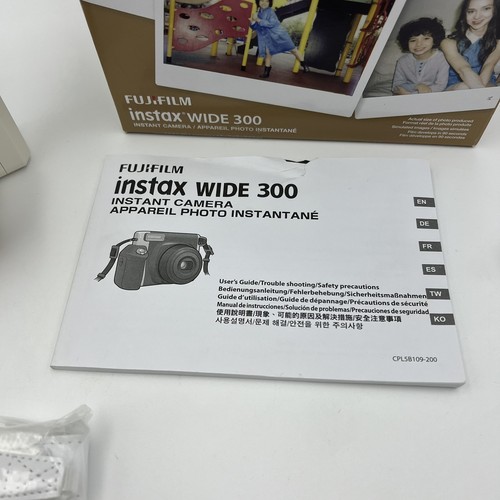 Fujifilm Instax Wide 300 blanco caramelo con caja, manual, espejo autorretrable y correa - Imagen 3 de 11