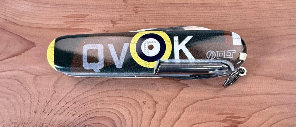 Cuchillo Victorinox Swiss Army Tinker Spitfire QVOK DLT Exclusivo Edición Limitada Foto 3 de 4