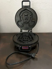 VITANTONIO MICKEY'S WAFFLE MAKER DISNEY 900 WATT - MADE IN USA Model 950. Works!
