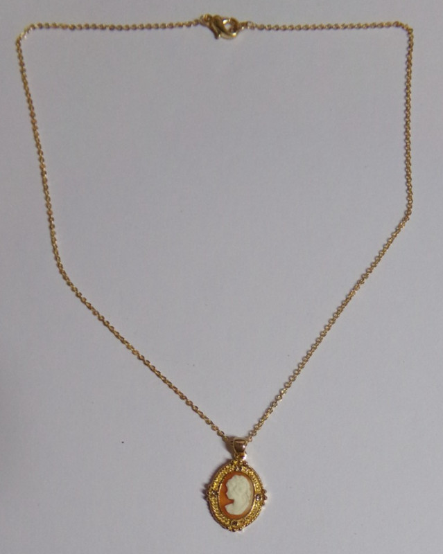 Beautiful Vintage Cameo Pendant On 18" Gold Tone Necklace