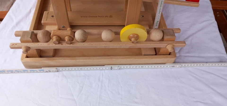 Holzkugelbahn, Drewa Kugelbahn, mit Ablagekasten, mit Kreisel, Auto und 4 Kugeln - Bild 4 von 4