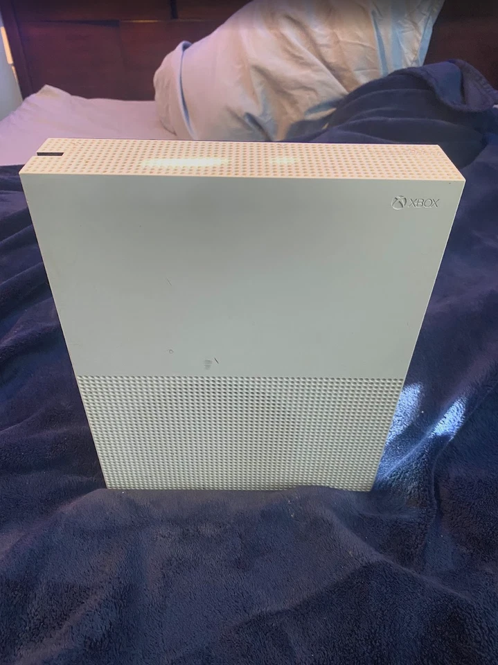 Xbox One S in good working condition. Clean, tested, and ready to play - Image 2 of 4