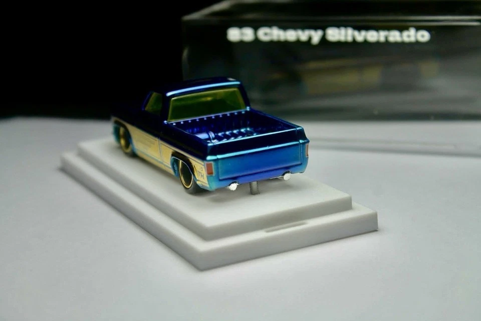 Hot Wheels '83 Silverado Blue Spectraflame personalizzato con vetrina a... - Immagine 4 di 4