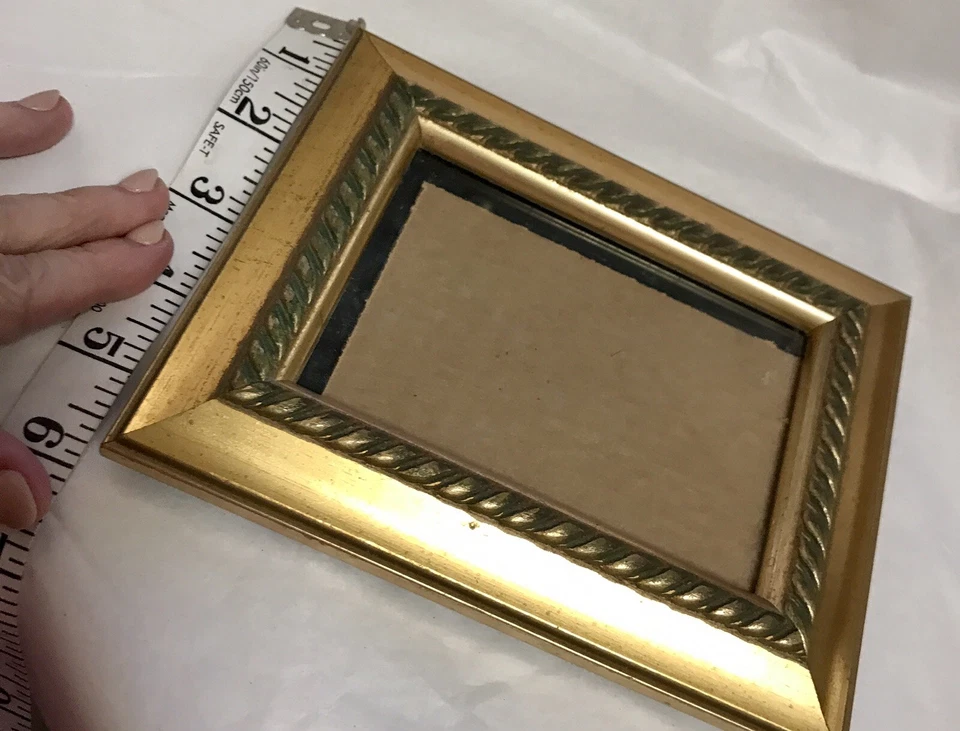 Marco de madera marrón dorado 5x7 terciopelo negro diseño torcido trasero Foto 4 de 4