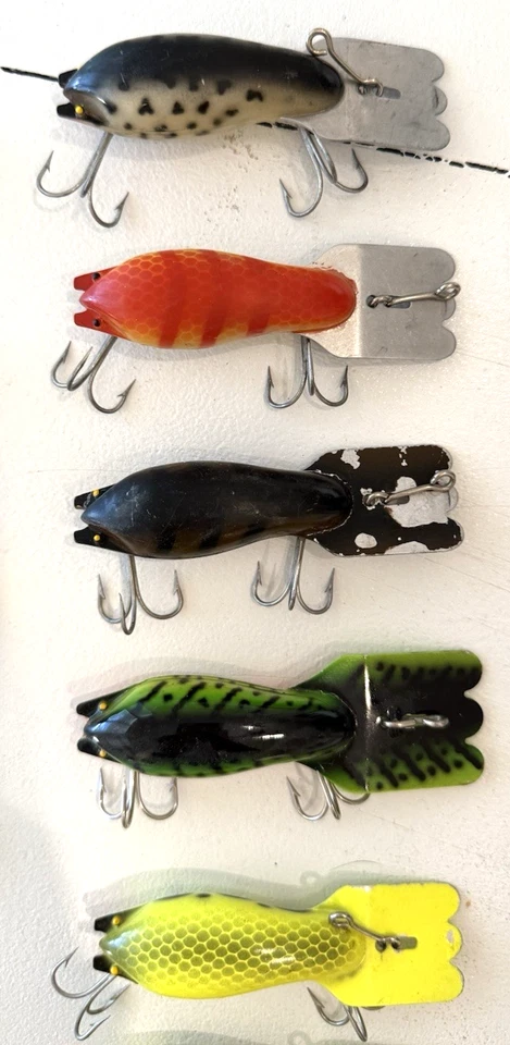 Lot of 24 - Vintage Fred Arbogast Mud Bug - All 4 Sizes - Great colors! - Image 4 of 4