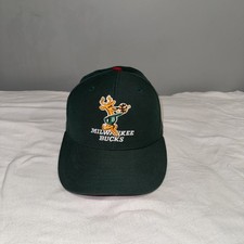 Mitchell & Ness Green And Red Milwaukee Bucks Hat ￼