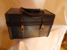 Uralter Trachtenkoffer Holz mit Leder bezogen Messing Aplikationen Mit Norma