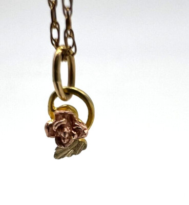 Zarte Rose mit Blatt in Rotgold mit 12K Blattgold und Halskette