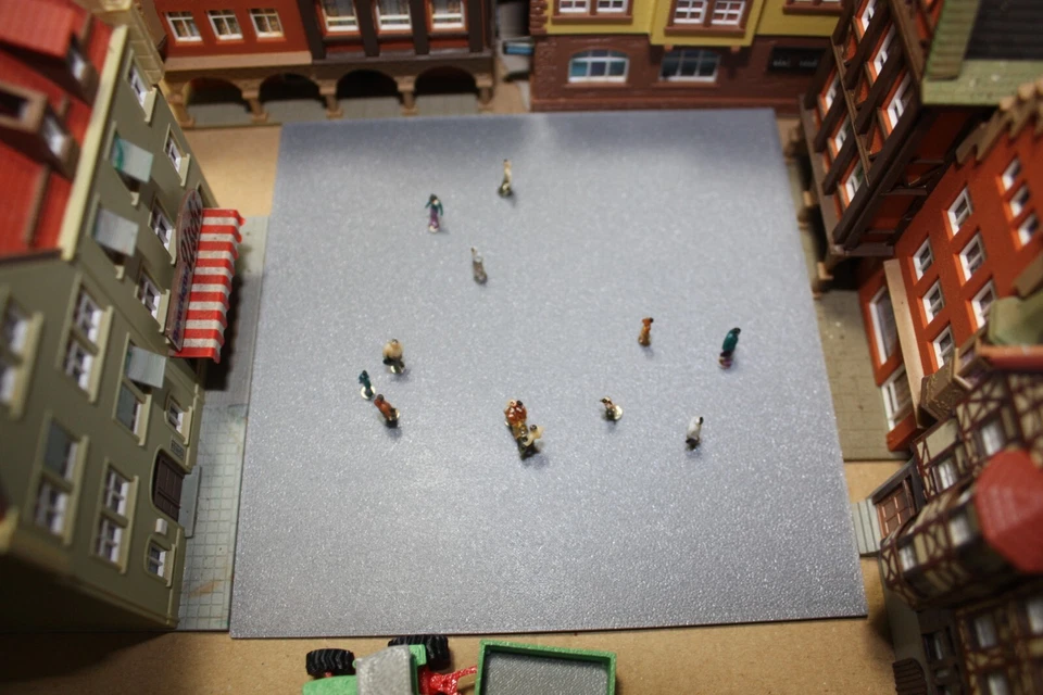 Angetriebener Marktplatz für Spur Z 1:220 - Bild 3 von 4