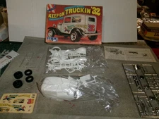 MPC 1/25 1932 FORD SEDAN DELIVERY KEEP ON TRUCKIN '32 PLASTIC MODEL CAR KIT