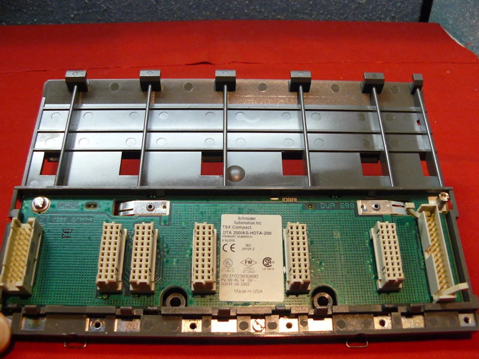 Rack primario compacto Modicon usado ASHDTA200 AS-HDTA-200 Foto 2 de 3