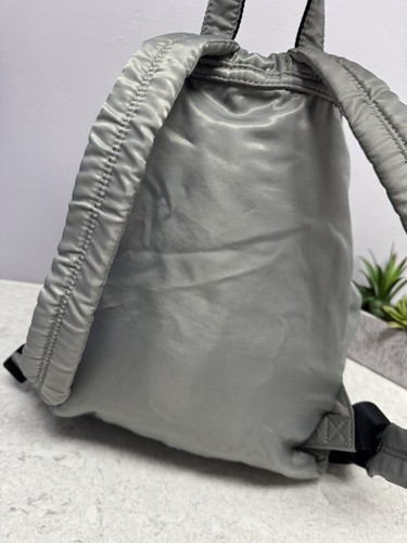 Mochila de nailon Rebecca Minkoff masilla plateada bolsillos medianos con cremallera Nordstrom - Imagen 10 de 24