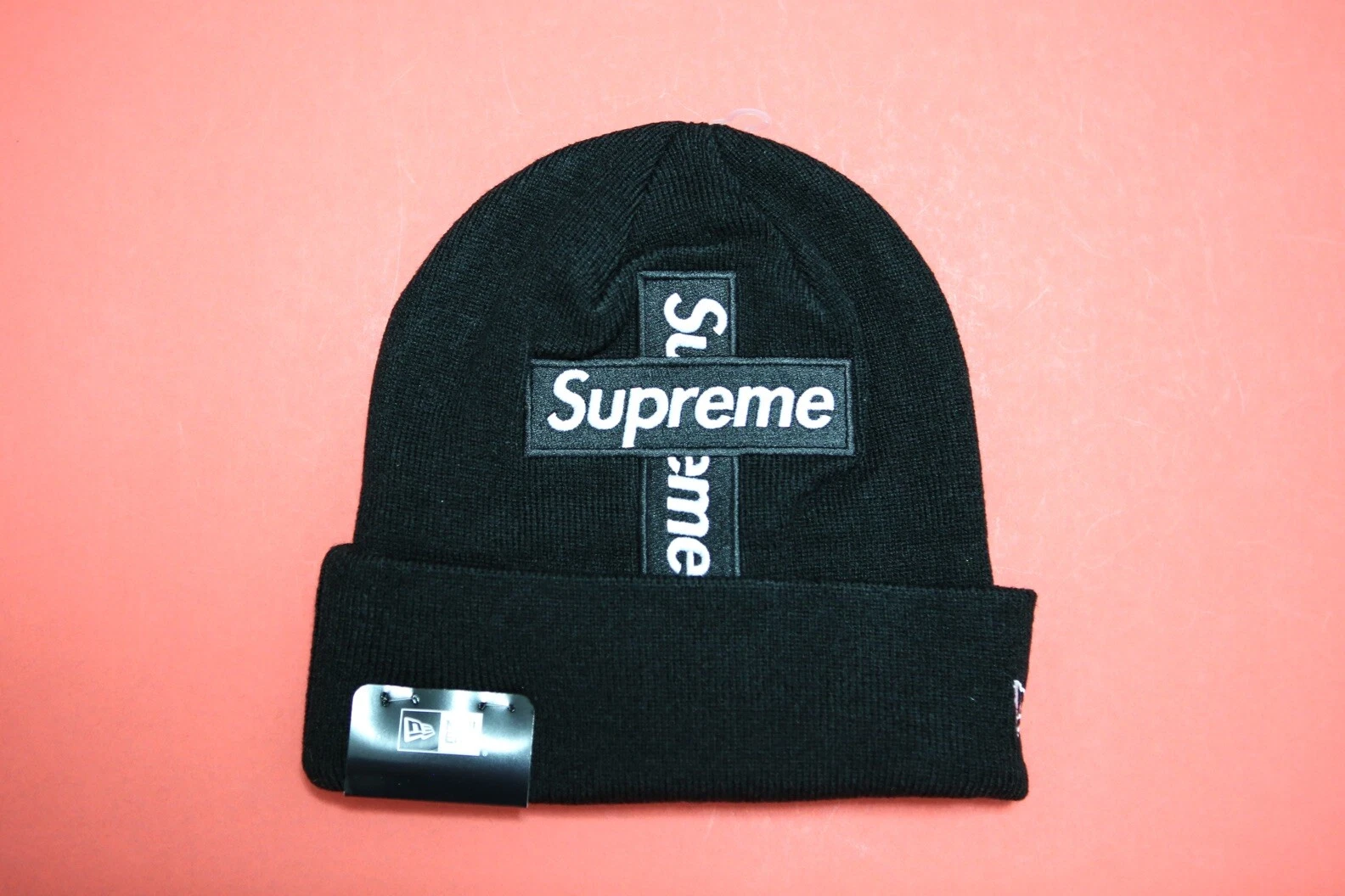Boîte Supreme x New Era logo croix noire beanie FW20