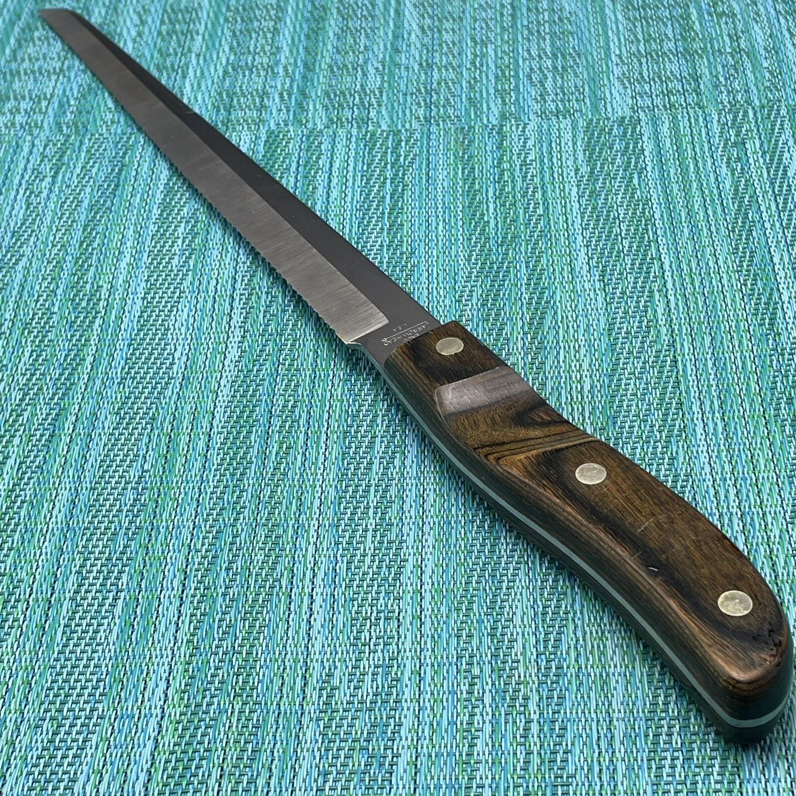 Vtg Ekco Arrowhead Bread Carving Knife 10” Serrated Blade Walnut Handle USA