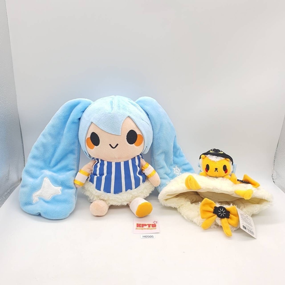 Mikuni H505 Hatsune Miku and a bear the Snow Miku Plush 11