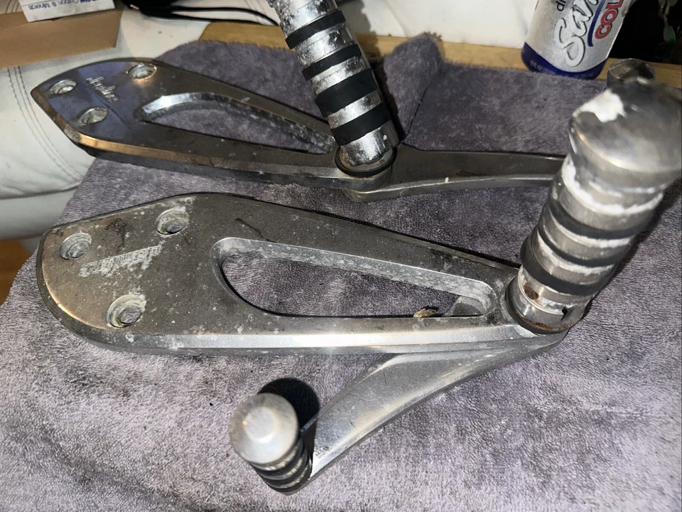 Reposapiés derecho Honda VT1100 Spirit Shadow 1100 jardín estribo y soporte de montaje Foto 2 de 4