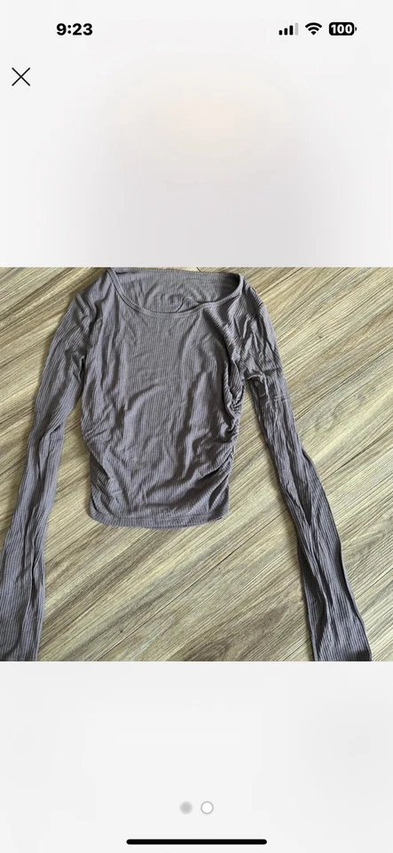 Top de manga larga ALO Yoga Gather acanalado talla S púrpura anochecer Foto 2 de 2