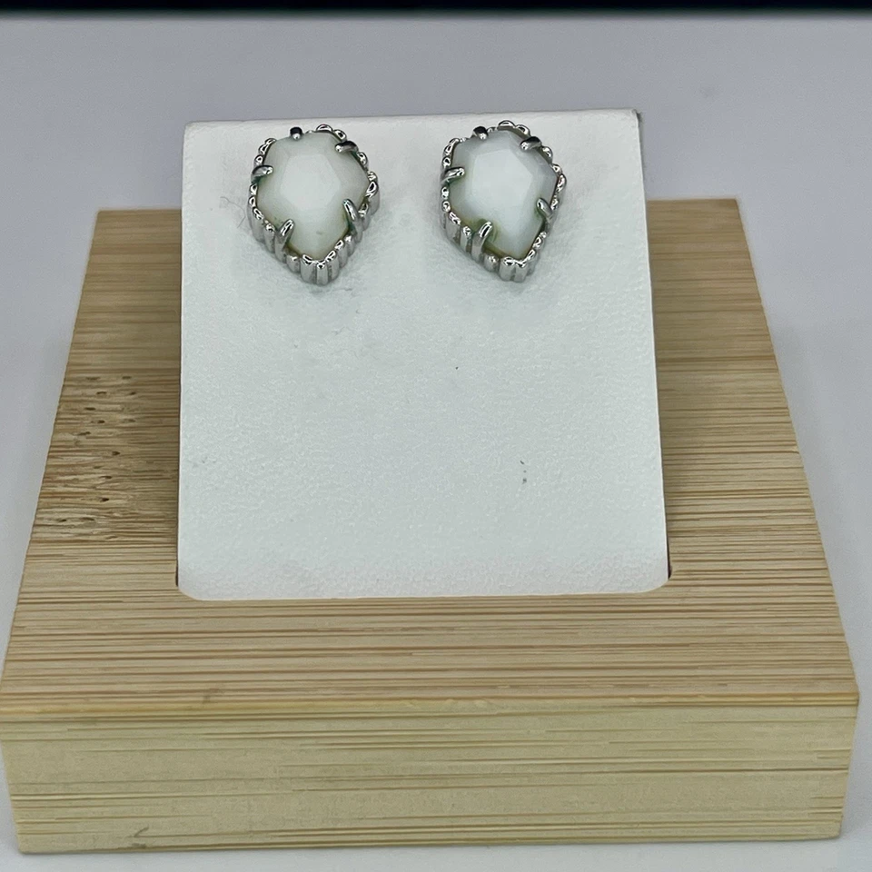 Серьги-гвоздики Kendra Scott Tessa серебро слоновая кость перламутр белое стекло - Изображение 2 из 4