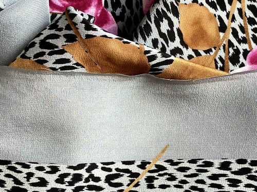 FOULARD carré en SOIE SILK SCARF Magnifique Motif ROSE félin Gris 84 x 86cm ! - Imagen 9 de 10