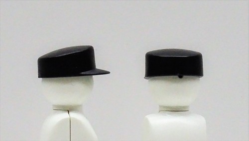 2 x SCHIRM MÜTZE SCHWARZ PLAYMOBIL zu SCHAFFNER HEIZER SOLDAT POLIZEI GARDE RAR - Picture 2 of 5