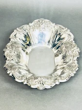 Marvelous Vintage Rich Ornate Victorian Style Oneida Silver Plate Large Bowl