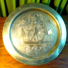 Talerz wiszący na ścianie mosiądz grawerowany ręcznie robiony Egipt połowa wieku vintage