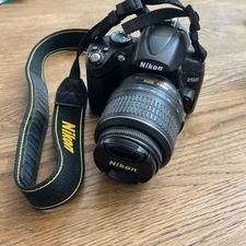 Nikon D5000 Video Shooting and Selfie Capable with Image Stabilization