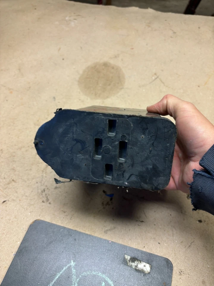 Bote de emisiones de evaporación Ford F100 F250 F350 Bronco lata de carbón vapor Ranger Mus Foto 4 de 4