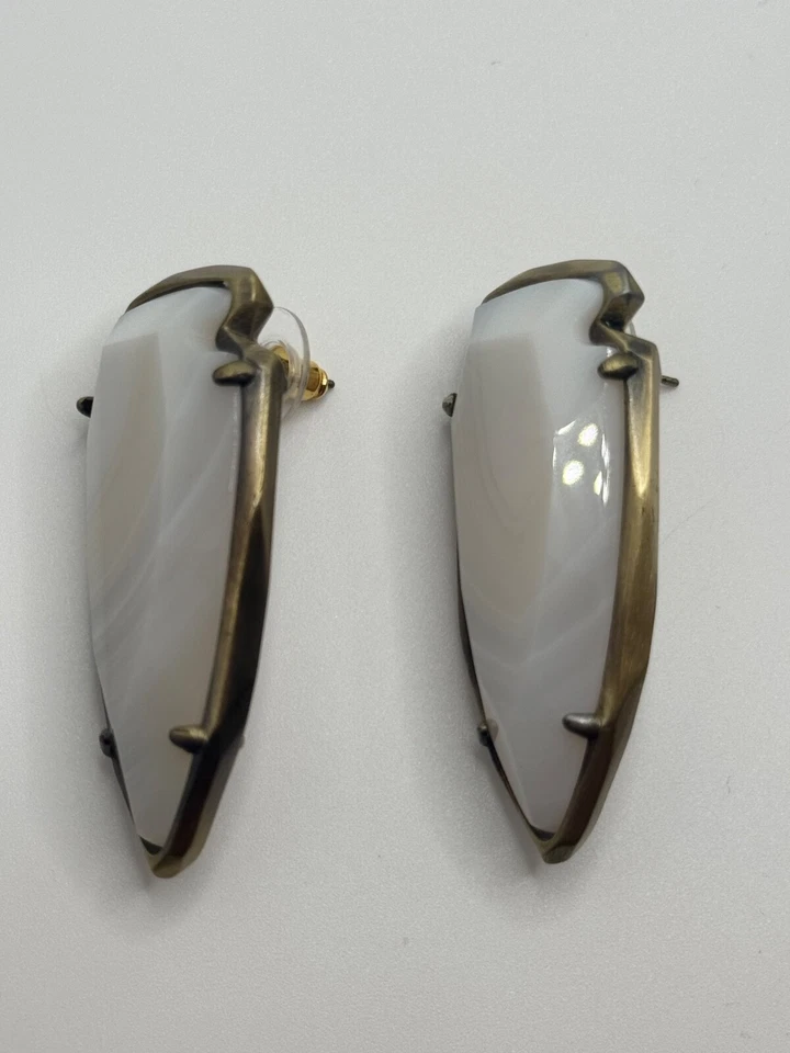 Pendientes Kendra Scott Kathryn de ágata con bandas blancas Foto 4 de 4