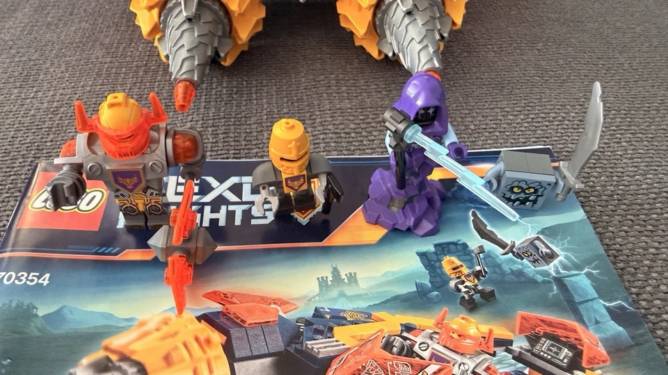 LEGO NEXO KNIGHTS 70354 Axls Krawallmacher Vollständig mit Anleitung und Figuren - Bild 3 von 4