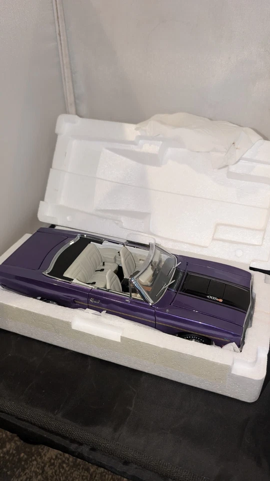 GMP ACME 1:18 1970 PLYMOUTH ROAD RUNNER CONVERTIBLE- IN VIOLET W/ WHITE INTERIOR - Image 3 of 4