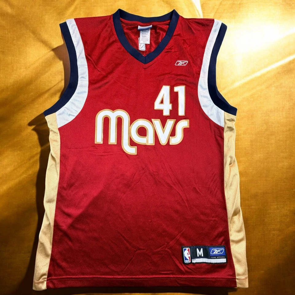 De colección NBA Dallas Mavericks Dirk Nowitzki Hombres Mediano RARO Rojo Oro Burbuja Letras Foto 3 de 4