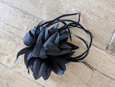 Klips fascynatora z czarnym piórkiem | Elegancka ślubna ascot wyścigi okazja