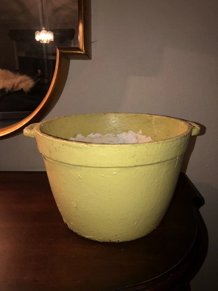 Antiguo caldero de hierro fundido de colección maceta maceta pintura amarilla chippy Foto 3 de 4