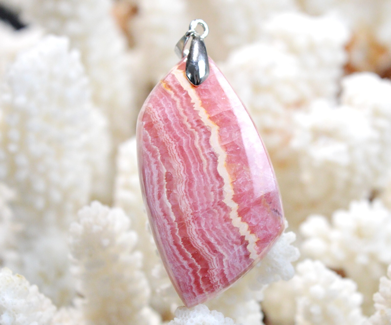 Pendentif en rhodochrosite naturelle d'Argentine de 107 carats taillée en cabochon unique